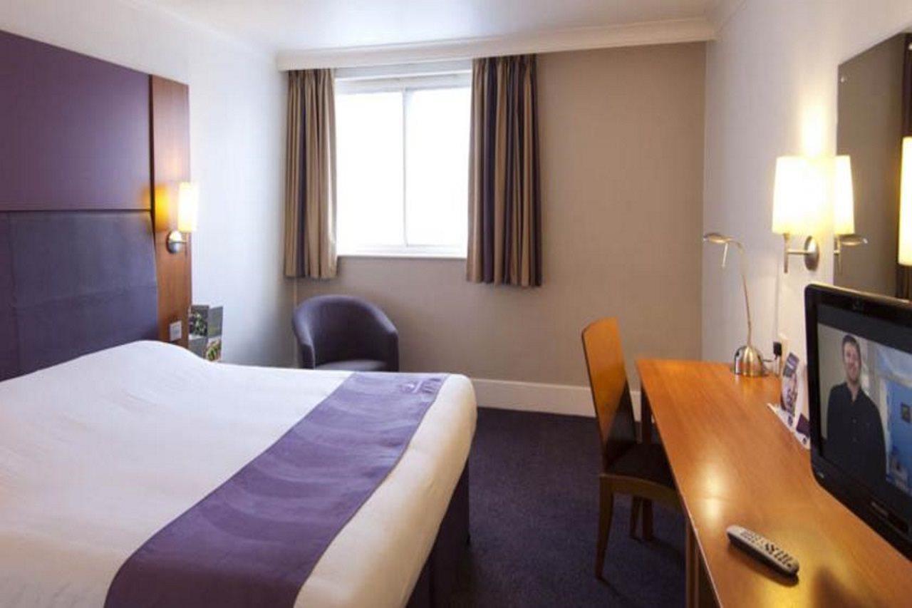 Premier Inn Huddersfield Central Exteriör bild