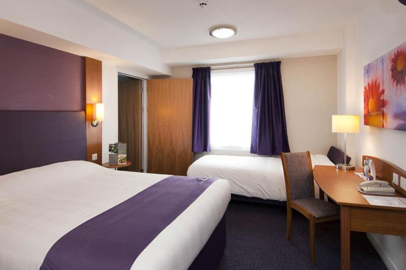 Premier Inn Huddersfield Central Exteriör bild