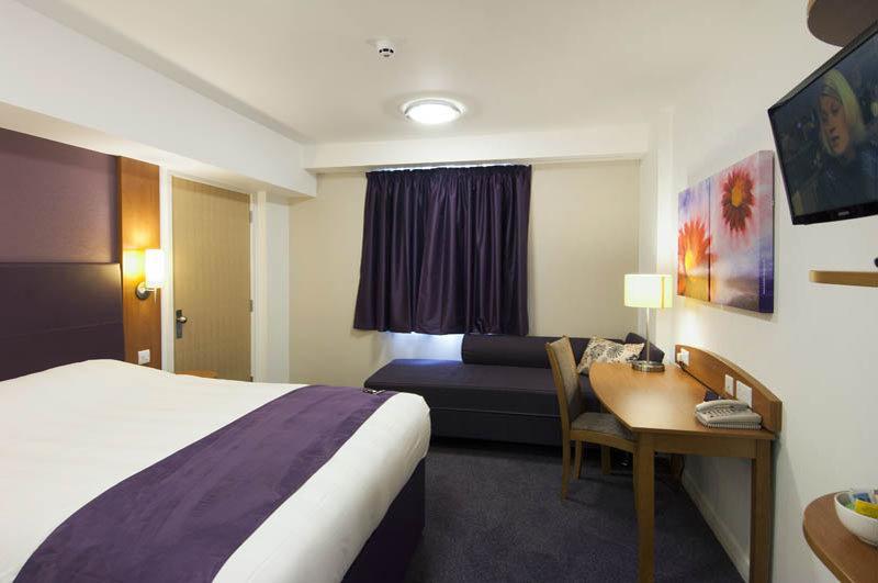 Premier Inn Huddersfield Central Exteriör bild